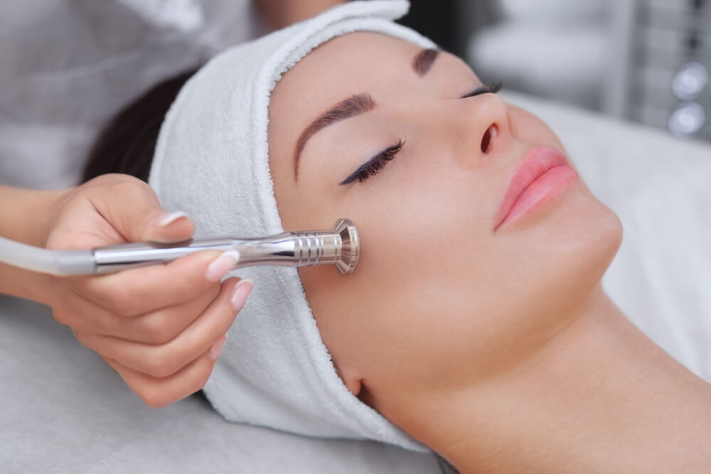 cosmetologist makes the procedure Microdermabrasion